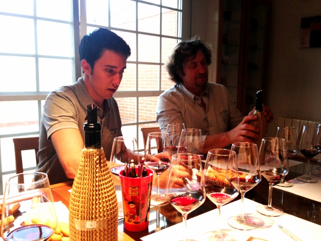 En_torno_al_vino_grupo_catando
